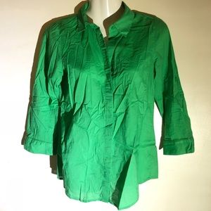 The limited kelly green buttondown 3/4 sleeve top